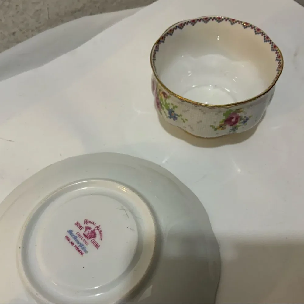 Set 6VINTAGE ROYAL ALBERT FINE BONE CHINA PETIT POINT PATTERN TEA CUP & saucers